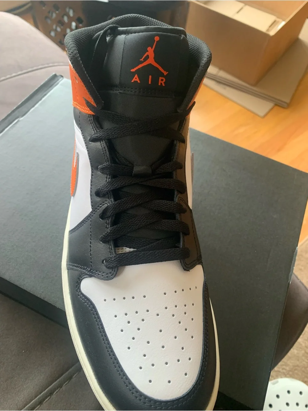 Jordan Air Jordan 1 Mid in Starfish, Black & White